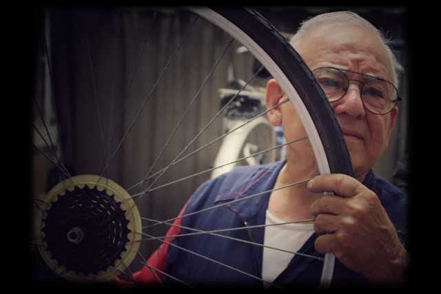 L'83enne Meuccio, che continua a riparare bici a Bari Vecchia: �Ho iniziato da bambino�